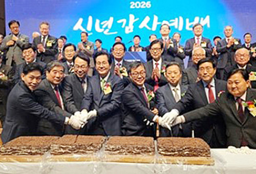 예장고신 목사·장로 신년감사예배 2부 친교시간에 새해 축하 떡케이크를 절단하고 있다.                               ⓒ데일리굿뉴스 