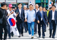대회 도중 영장실질심사를 받기 위해 법원 앞에 도착하는 손현보 목사.(코람데오닷컴 제공)