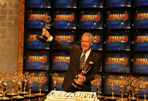 미국 최고 유명 퀴즈 프로그램인 Jeopardy! 는 최장 프로그램으로 기네스북에 오를만큼 유명세를 타는 프로그램이다. 미쇼프로그램의 대부격인 머브 그리핀이 1964년 NBC에서 시작했다가 1984년 소니픽쳐스에서 알렉스 트레벡(사진) 진행자로 새로 시작했고  그의 사망후 2023년 1월부터 켄 제닝스가 MC를 맡고 있다. 