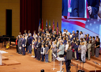 순서에 따라 강단에 오른 각 기도 강사와 성도들